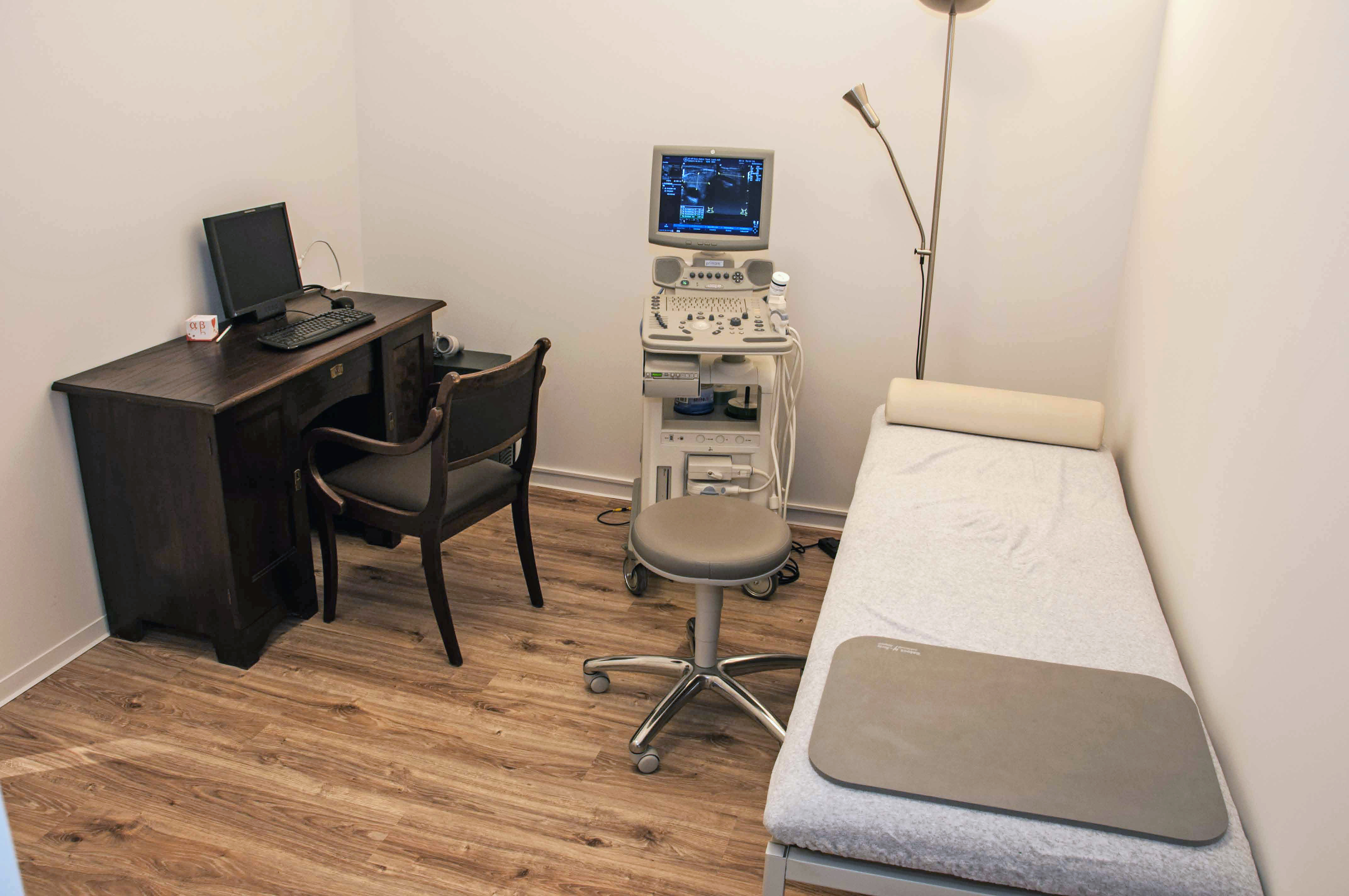 Gemeinschaftspraxis Nortorf – die Hausärzte im Teldecpark. Untersuchungsraum mit Sonographie.