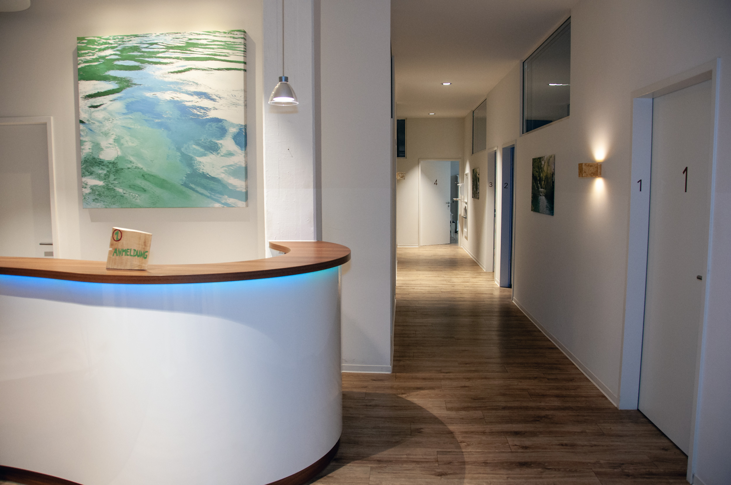 Gemeinschaftspraxis Nortorf – die Hausärzte im Teldecpark. Tresenbereich und Weg zu den Untersuchungsräumen.