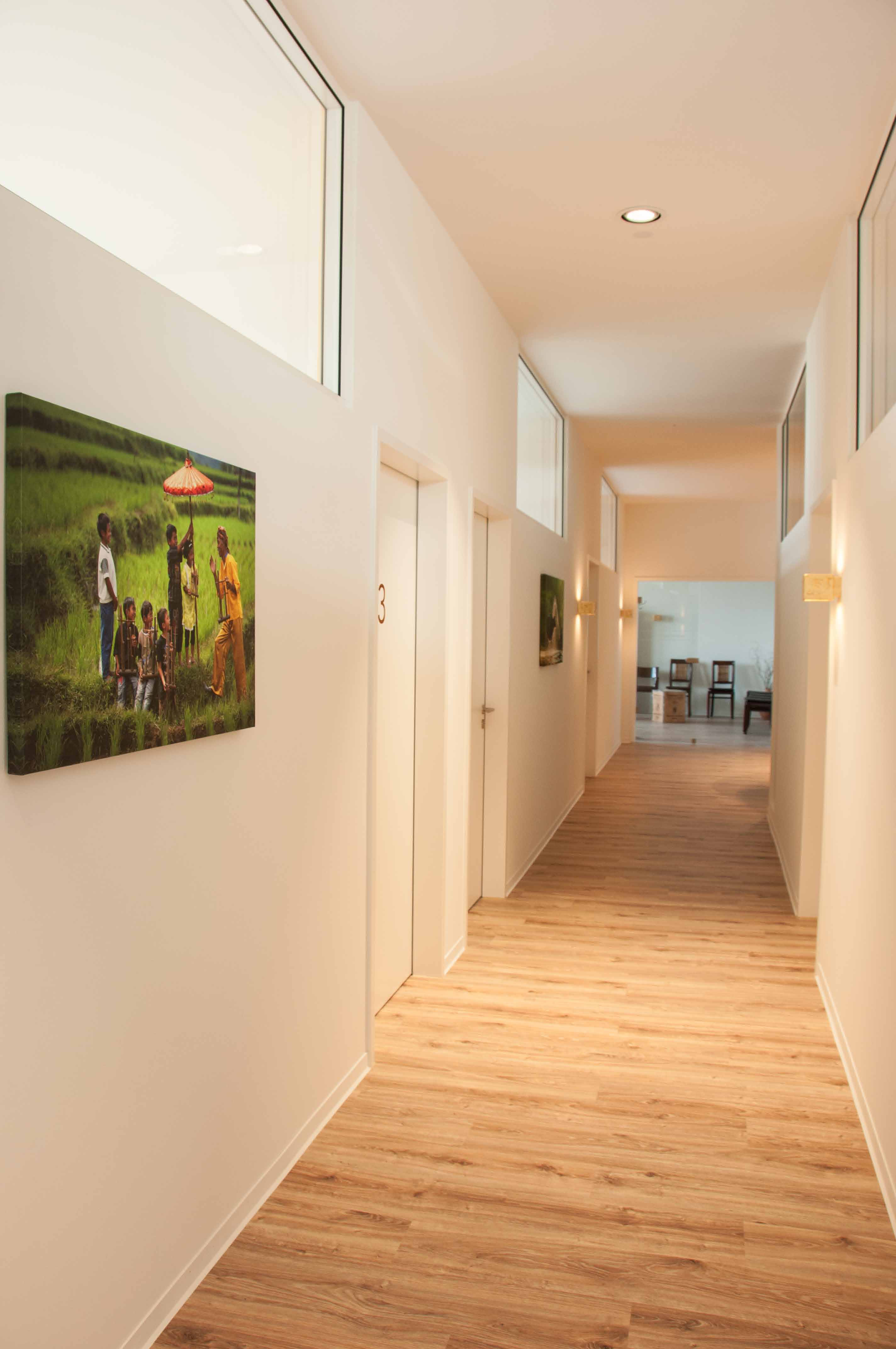 Tresenbereich und Weg zu den Untersuchungsräumen.